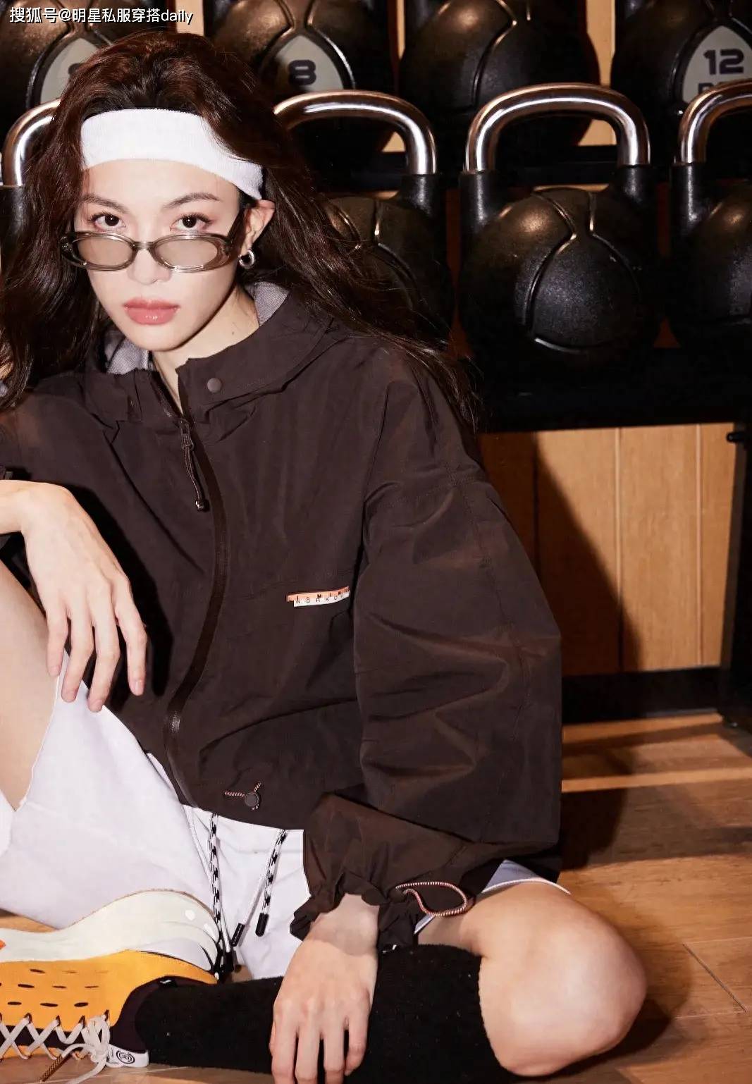 不走御姐碾压红毯,转走帅气男友风帅过侯雯元_运动_黑色_好身材