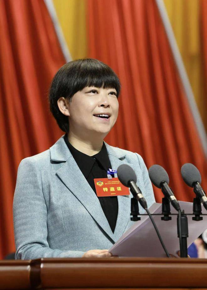 委员会第三次会议在丽江市党校园区开幕,市委书记浦虹在开幕会上讲话