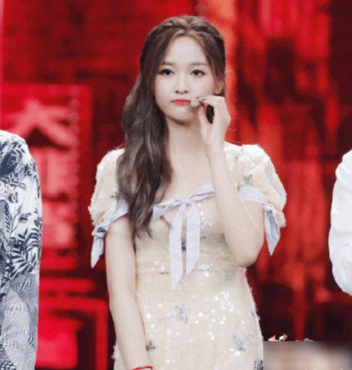 吴宣仪鞠婧祎撞衫,本以为爱豆会更胜一筹,没想到鞠婧祎获胜_裙子_身材