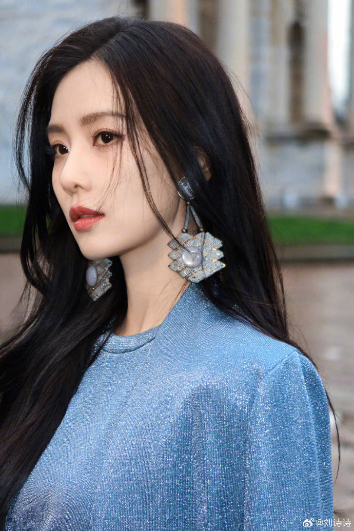 刘诗诗穿蓝色西服配波浪卷发 明艳动人_腰身_造型_气质
