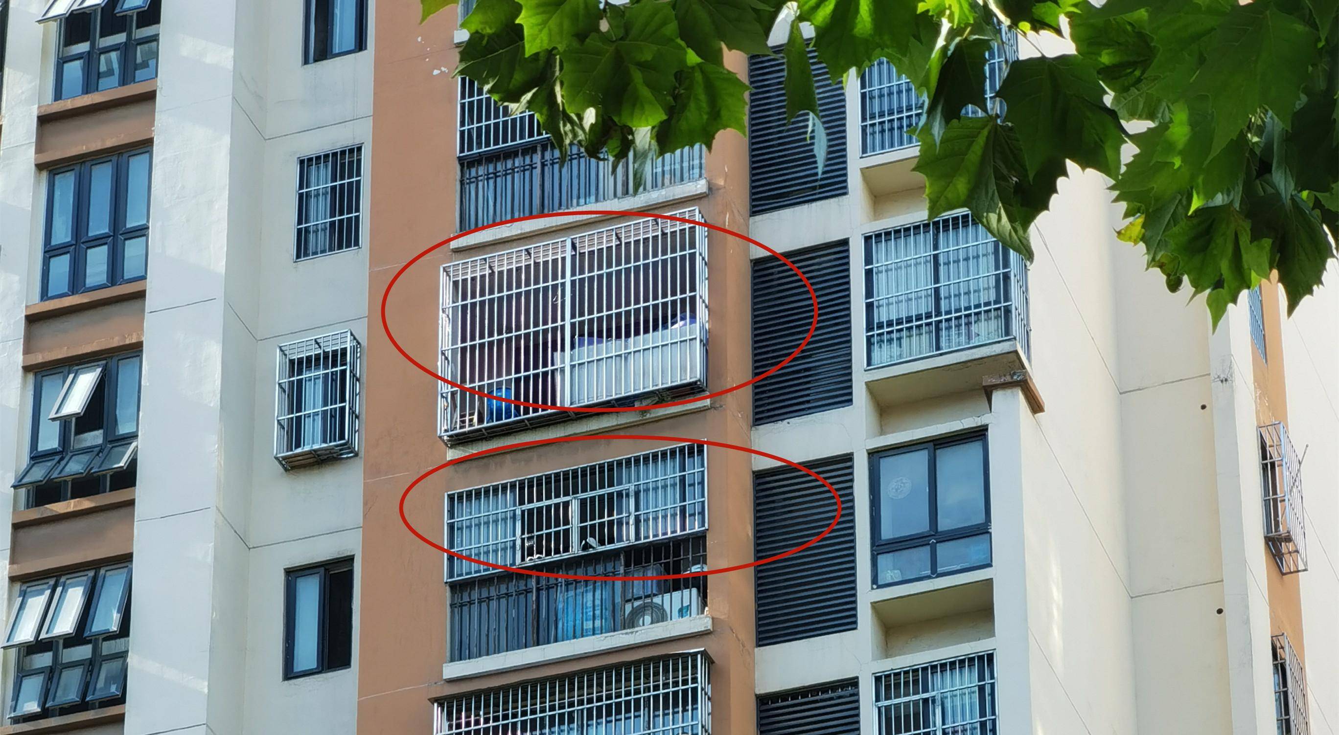 而防盗窗封一半其实就是保留阳台底部护栏,在护栏上方安装防盗窗,主要