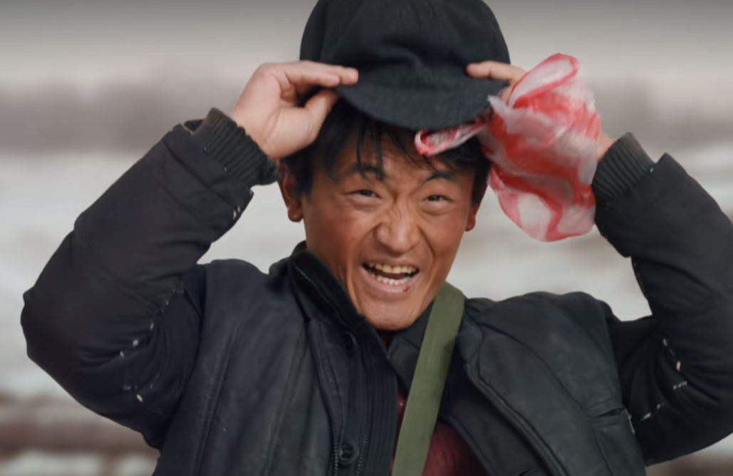 因为没有看到马魁的身影,也因为看到了那比之前大太多的包裹,放羊娃一