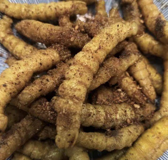 豆虫本身的颜色是绿色的,经过焯水,油炸以后就会变成金黄色的了,看