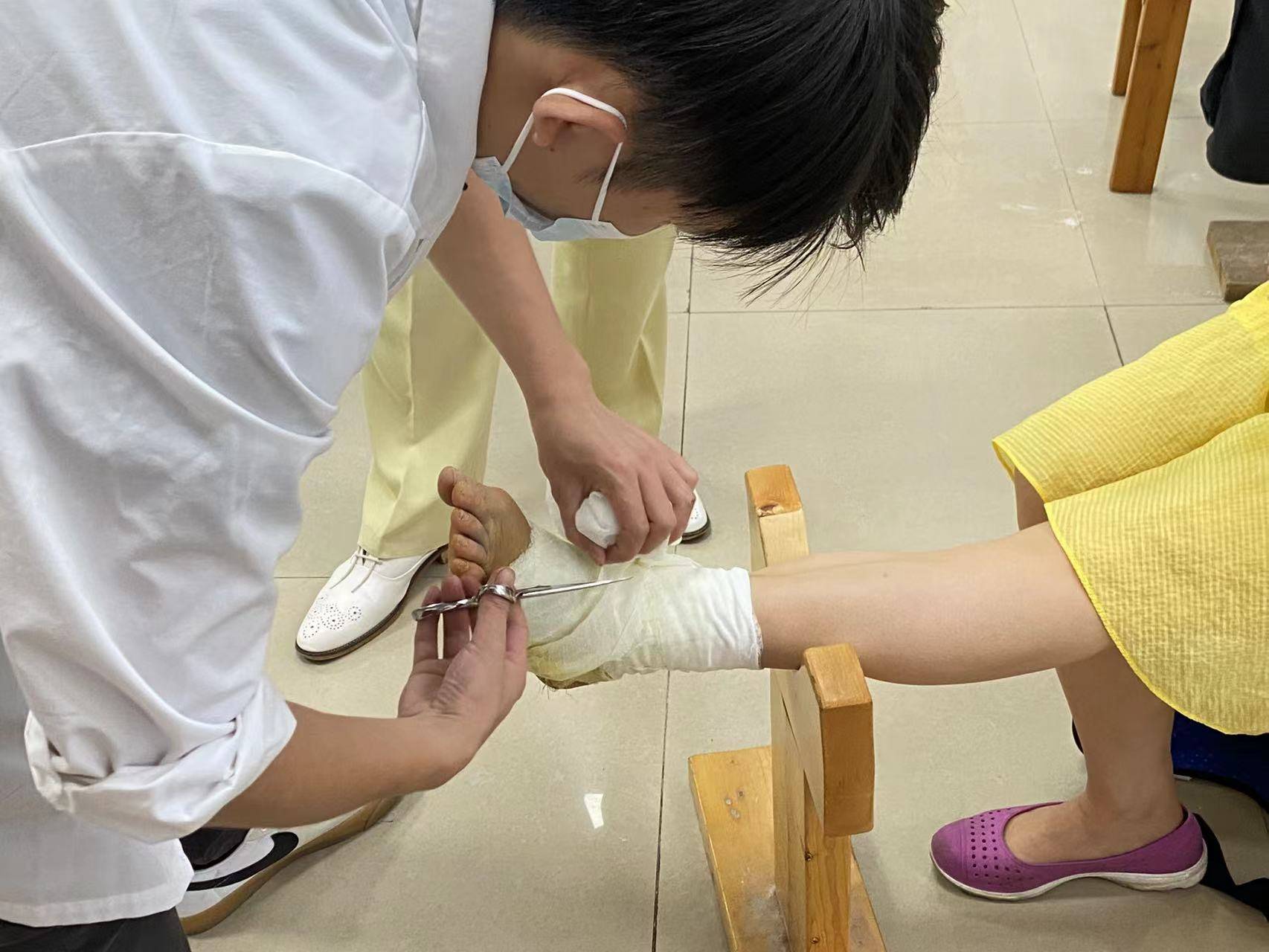 脚踝扭伤怎么办?周氏骨科教你如何初步判断是否伤到了骨头!