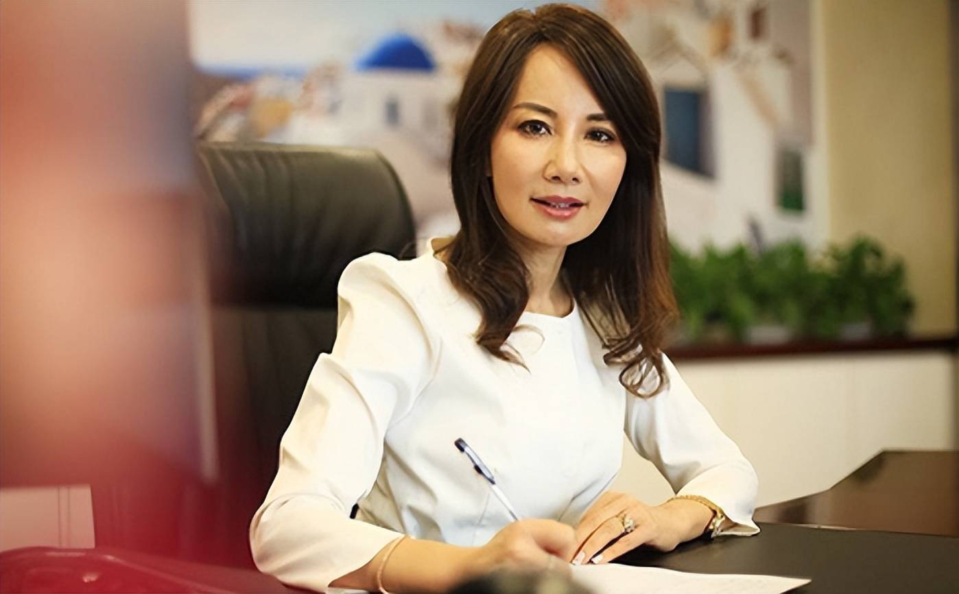 梁建章2018年敲过,沈南鹏在2003年上市当天便作为代表敲了,范敏则是