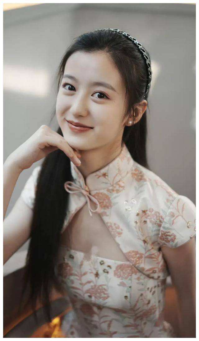 小花05后再度热门,裴佳欣成下一个爆红女星,与艾米齐名!