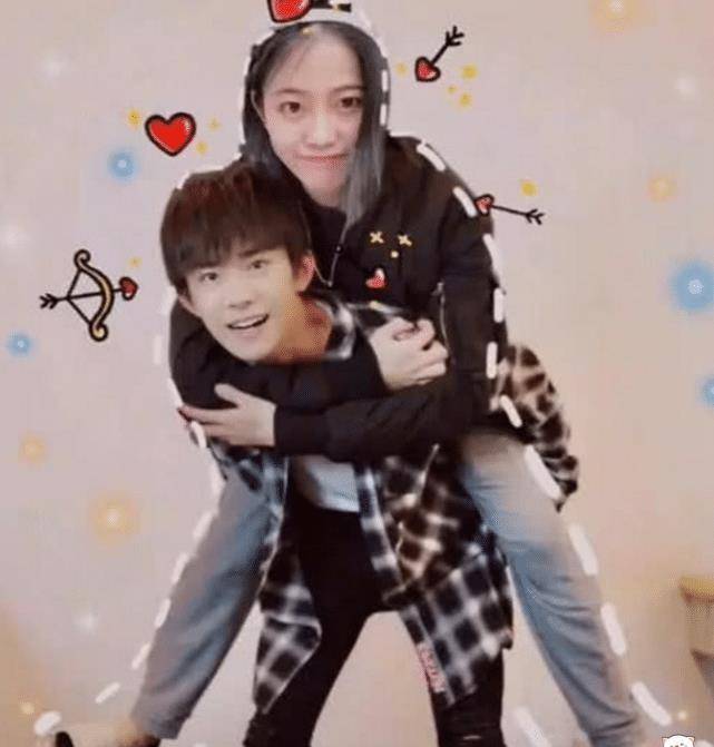 千纸鹤们直接崩溃了,原来是这个女孩p了一张图片,那就是易烊千玺背着