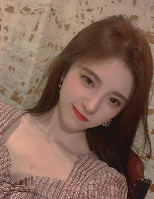 鞠婧炜晒春日美照,短上衣配高腰裤比例惊人,大长腿加分_肌肤_的设计