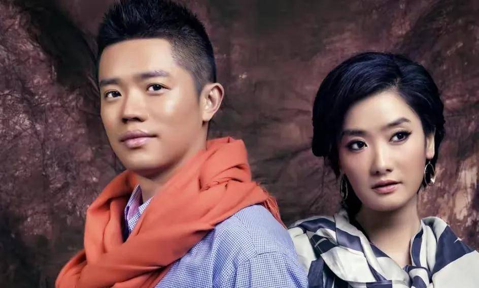 加上《月亮之上》魔性的旋律,让歌曲红遍大街小巷,曾毅和玲花也红了