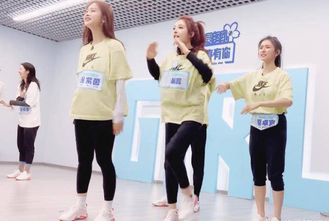 为何男生都喜欢娇小的女孩,看到蔡卓宜和喻言一起跳舞,秒懂_动作_男孩