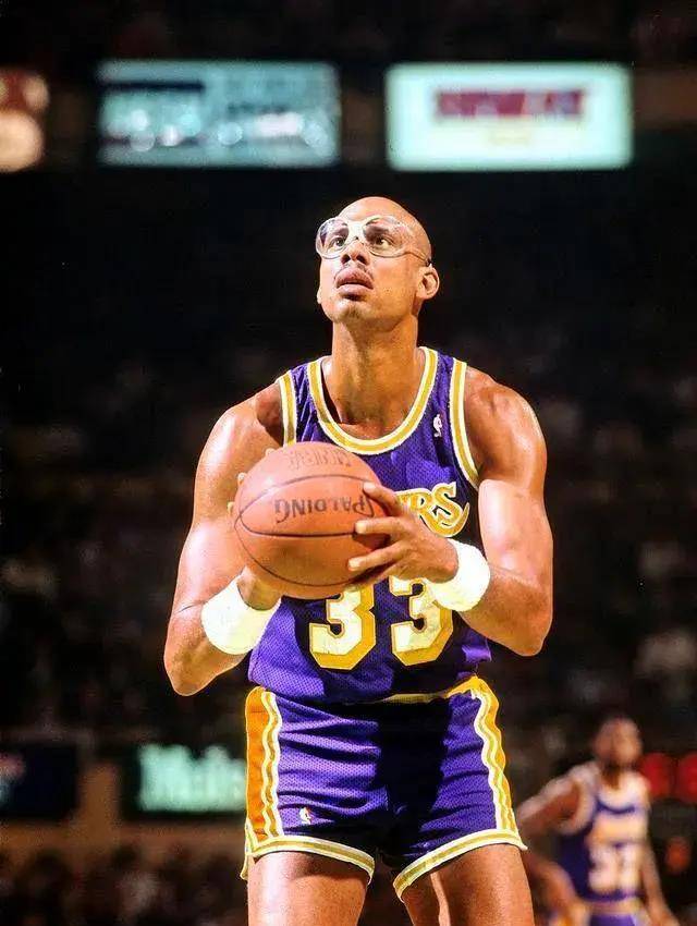 约老师和奥胖贾巴尔奥拉朱旺全面数据pk,发现前八赛季对比全败_困境