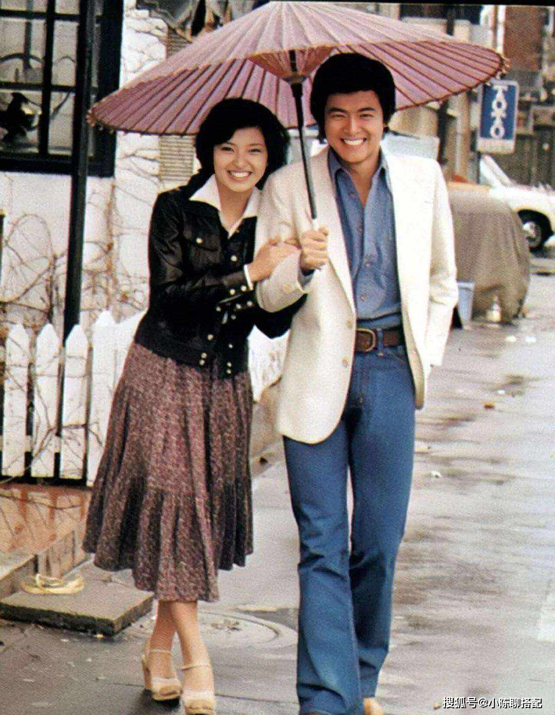 山口百惠亲身示范:裙不配运动鞋,发不过肩,年过60都没大妈感_显得