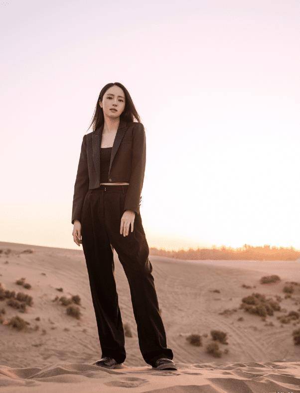 董璇机场私服流出,两件叠穿利落干练,要风度也要温度