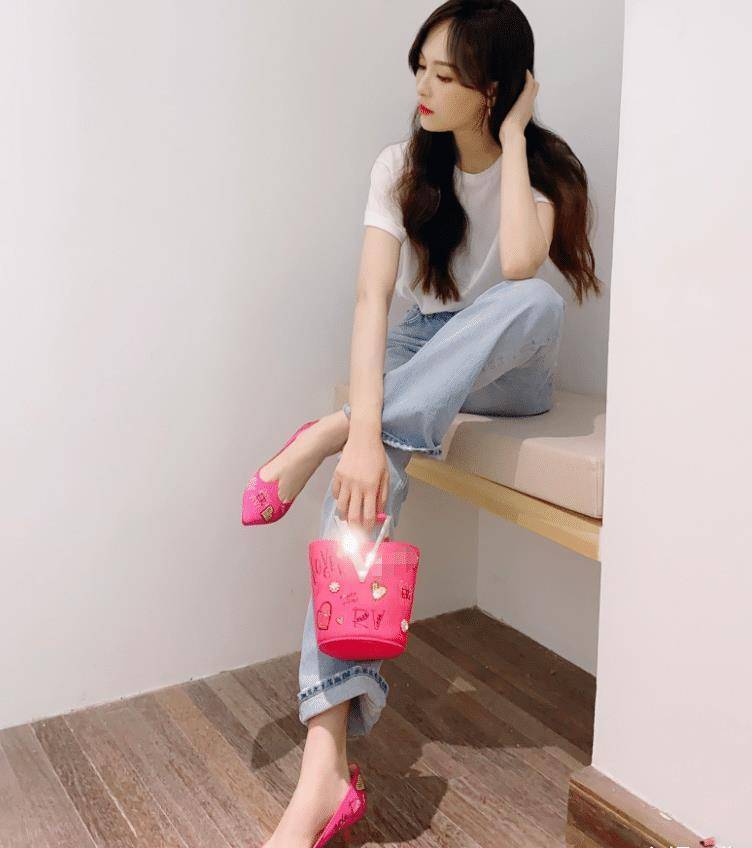 唐嫣在商场被偶遇,路人抓拍却忘开美颜,生图下的双腿是认真的?