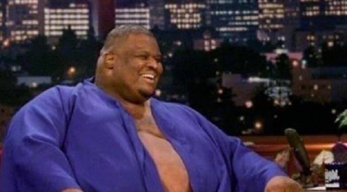 800斤相扑之王娶80斤娇妻惹争议,一年后离世_亚伯勒_美国_夫人