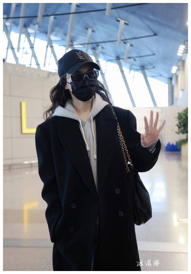 唐嫣黑大衣炸街头!走机场尽显巨星范,同款火爆快断货._成功_造型_事业