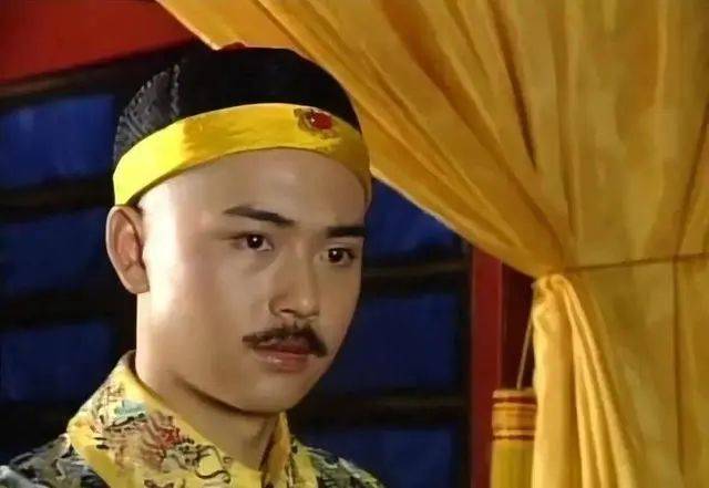 提到阮巡,总会第一时间想起他在《宰相刘罗锅》中饰演的嘉庆帝,也正是