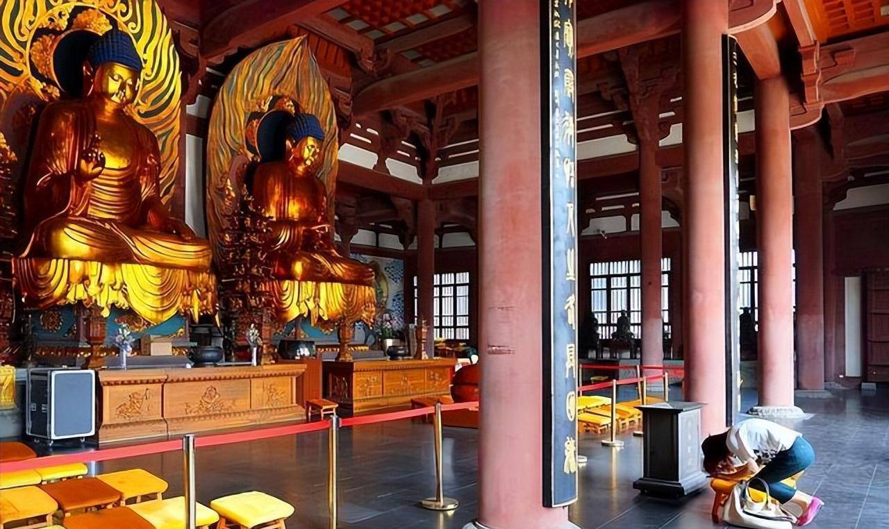 2008年的她才刚刚19岁,就来到了寺院中剃去了头发,然而她真正做出这个