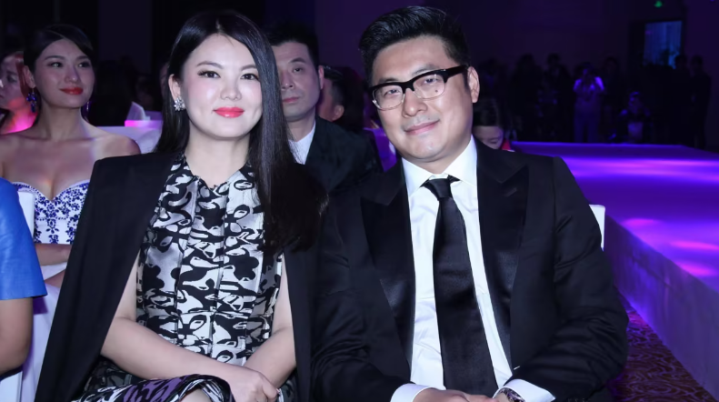 王岳伦李湘复婚了?离婚3年后合伙开起公司,高调晒女儿送的礼物!
