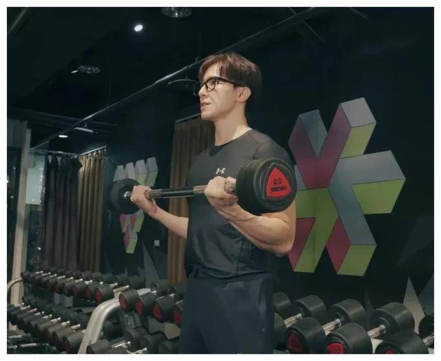 型男演员成功转型健身教练,自编剧《history》引关注!