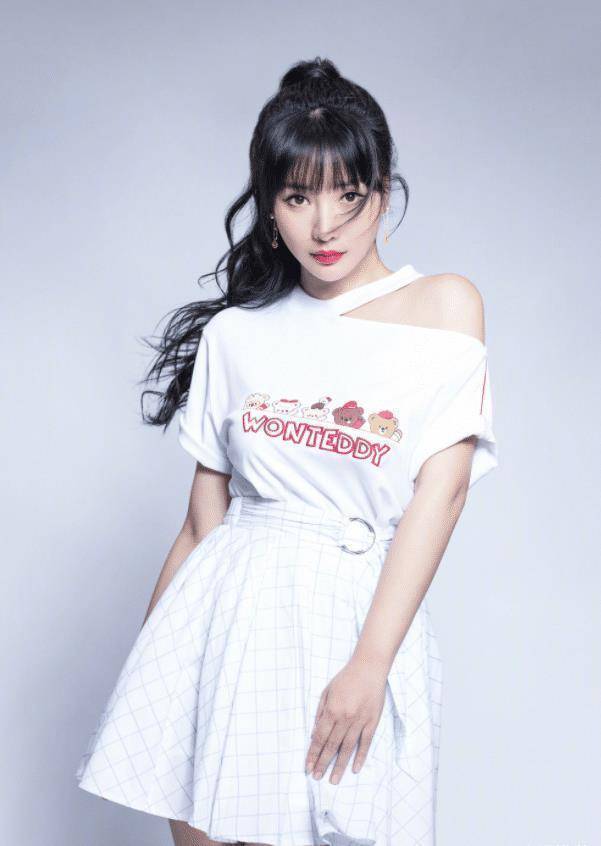 40岁柳岩太敢了,穿v裙仅靠两条细带支撑,大秀"事业线"超吸精_时尚