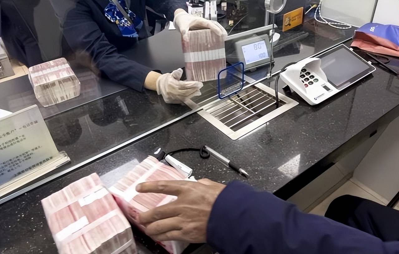 银行内部员工道出真相,储户记得了解_期限_存款_风险