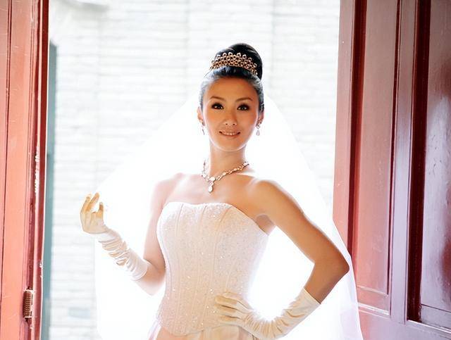 金吉月在毕业前开始拍戏,正式进入演艺圈后,她与另一边的聂远一王惠