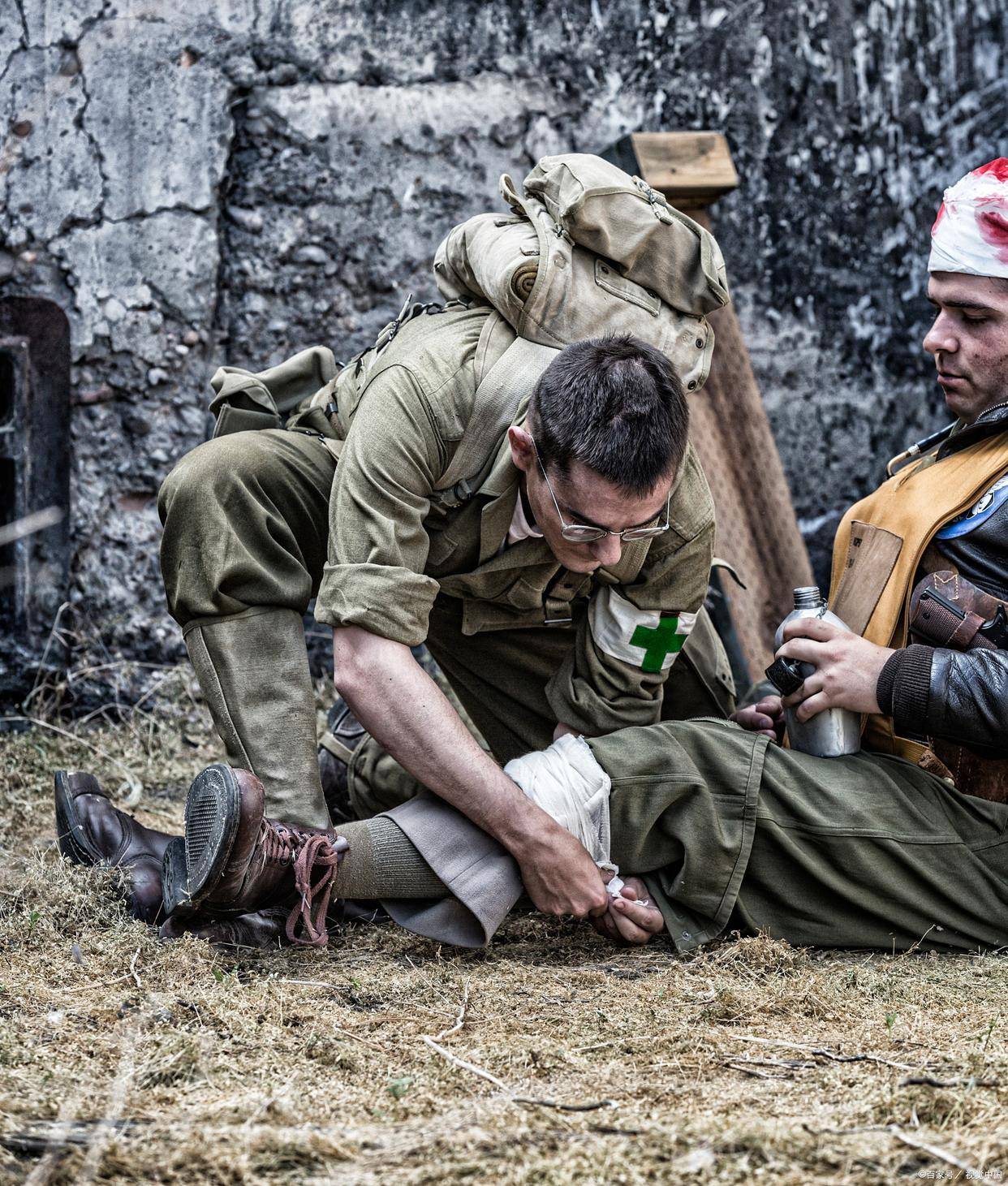 强调了对待受伤或其他虚弱的部队(以及医务人员和牧师)的人道主义立场