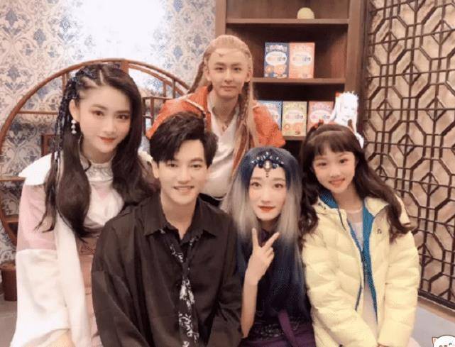 从照片中我们可以看到,这个染着跟小蓝同款发色的人,就是我们的男主角