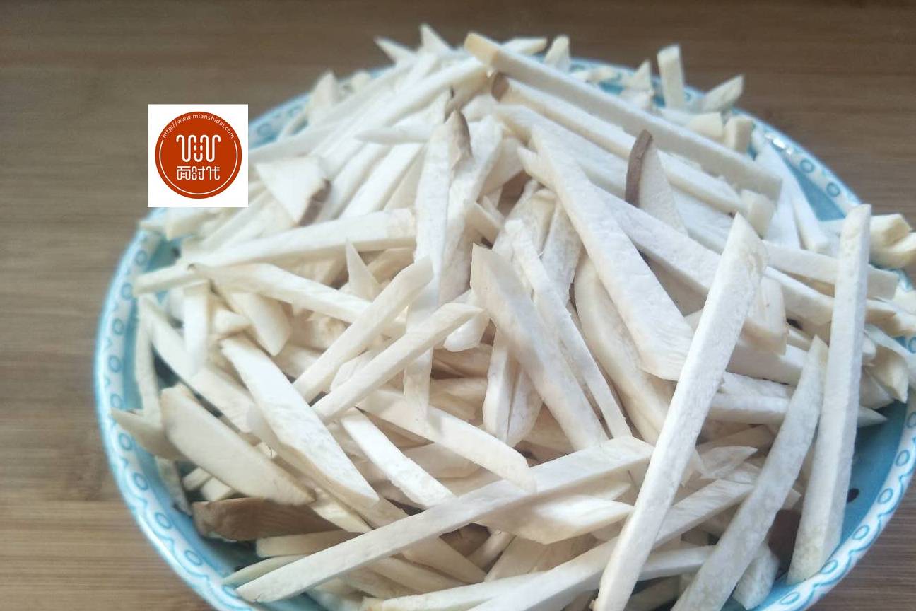 做法:食材:杏鲍菇2根,芹菜1小把,蒜3粒,干辣椒3根,盐1勺,生抽1勺,耗油