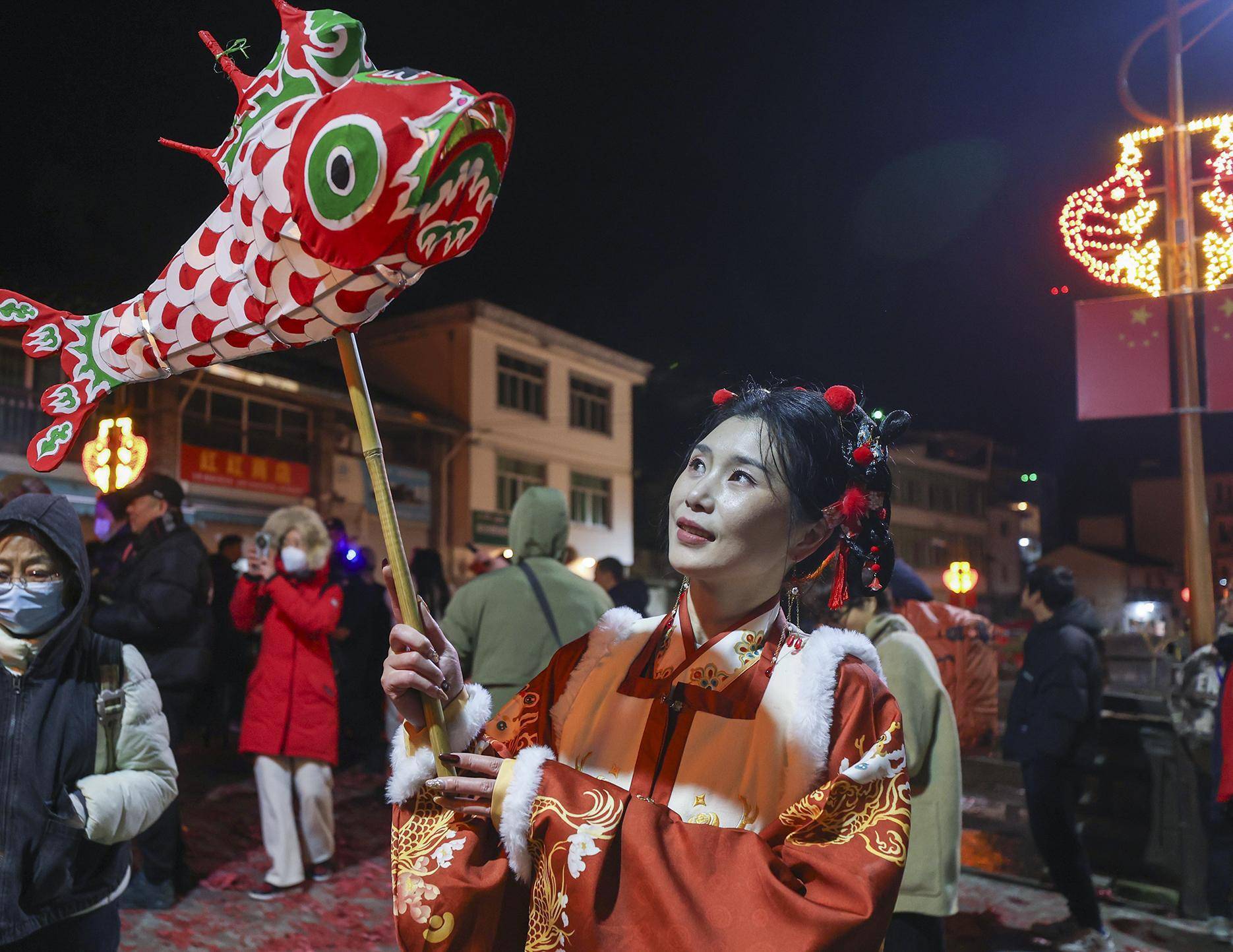 安徽歙县:嬉鱼灯 迎元宵#_汪满田_田村_溪头镇