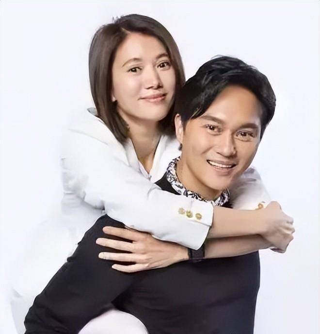 与佘诗曼绯闻不断,却转身娶了刚跟富商分手的袁咏仪,张智霖怎样了