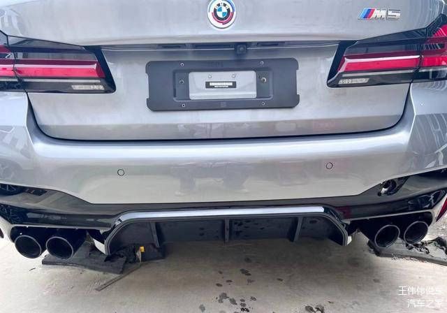 作为宝马5系的高性能版本,m5实力仅次于m8,虽然和m550i都是4.