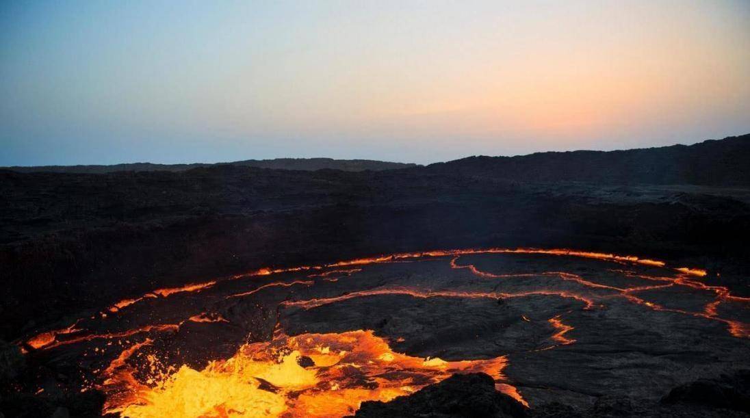 聊天当中,朋友觉得那个大坑是火山口的一些证据不够严谨,"但是那东西