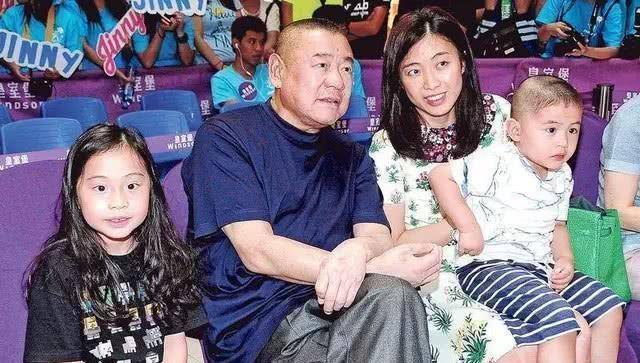 甘比带长女外出购物,身家700亿却驻足百元平价店,获3壮汉护航_女儿