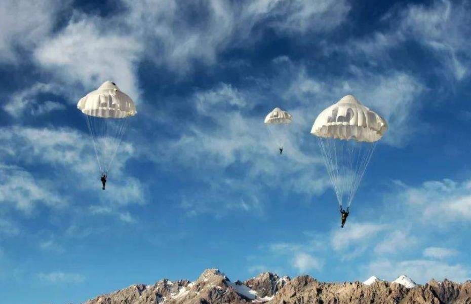 中国第一代女空降兵马旭:最贵的鞋才15块,却将千万积蓄捐给家乡_老人