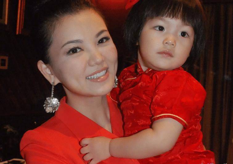 有种优秀叫李湘女儿,晒出父女打篮球照,王诗龄青春可爱活力满满!