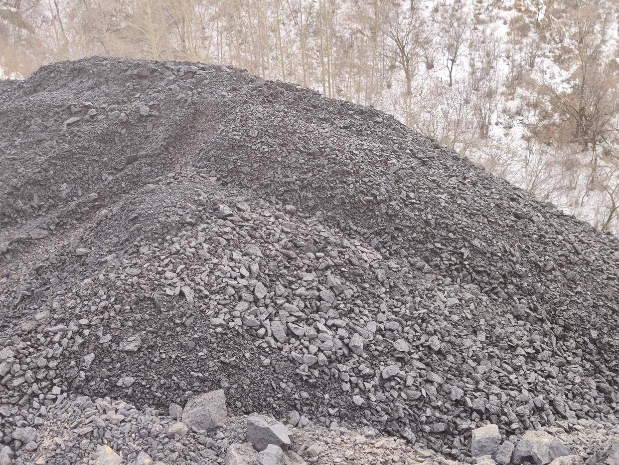 宁武县阳方口镇石咀村附近的山沟内倾倒了大量的煤渣矸石,严重污染了