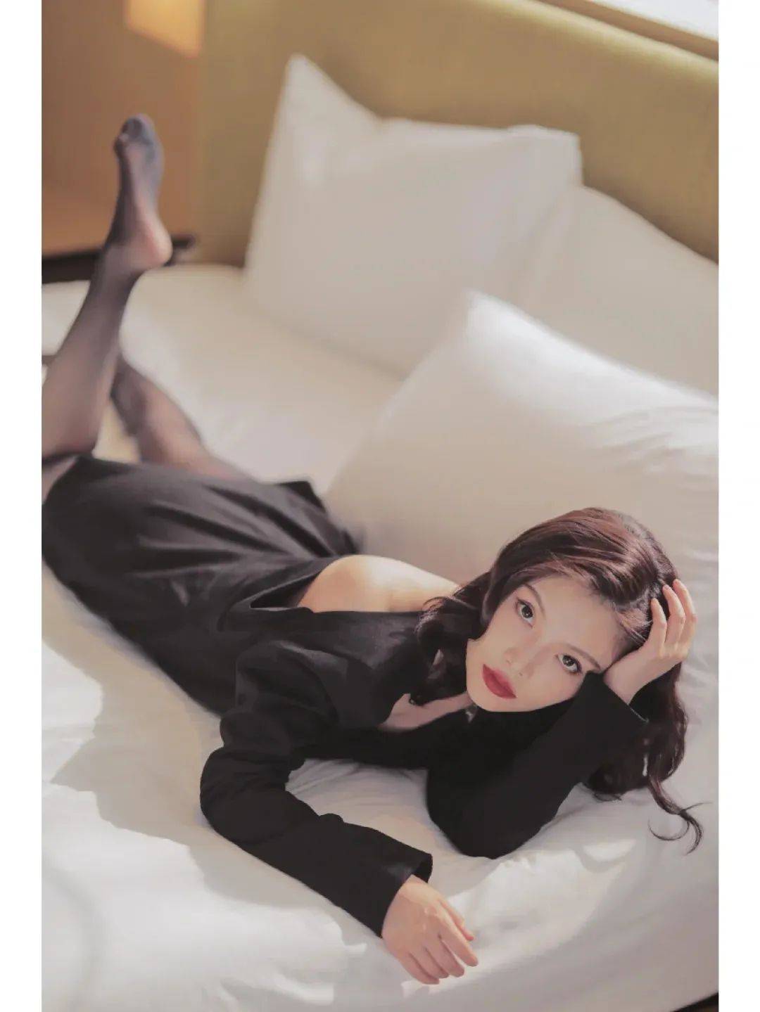 明星穿丝丨徐冬冬黑丝大波浪搭配一件露背裙,简直是太欲了_黑色_设计