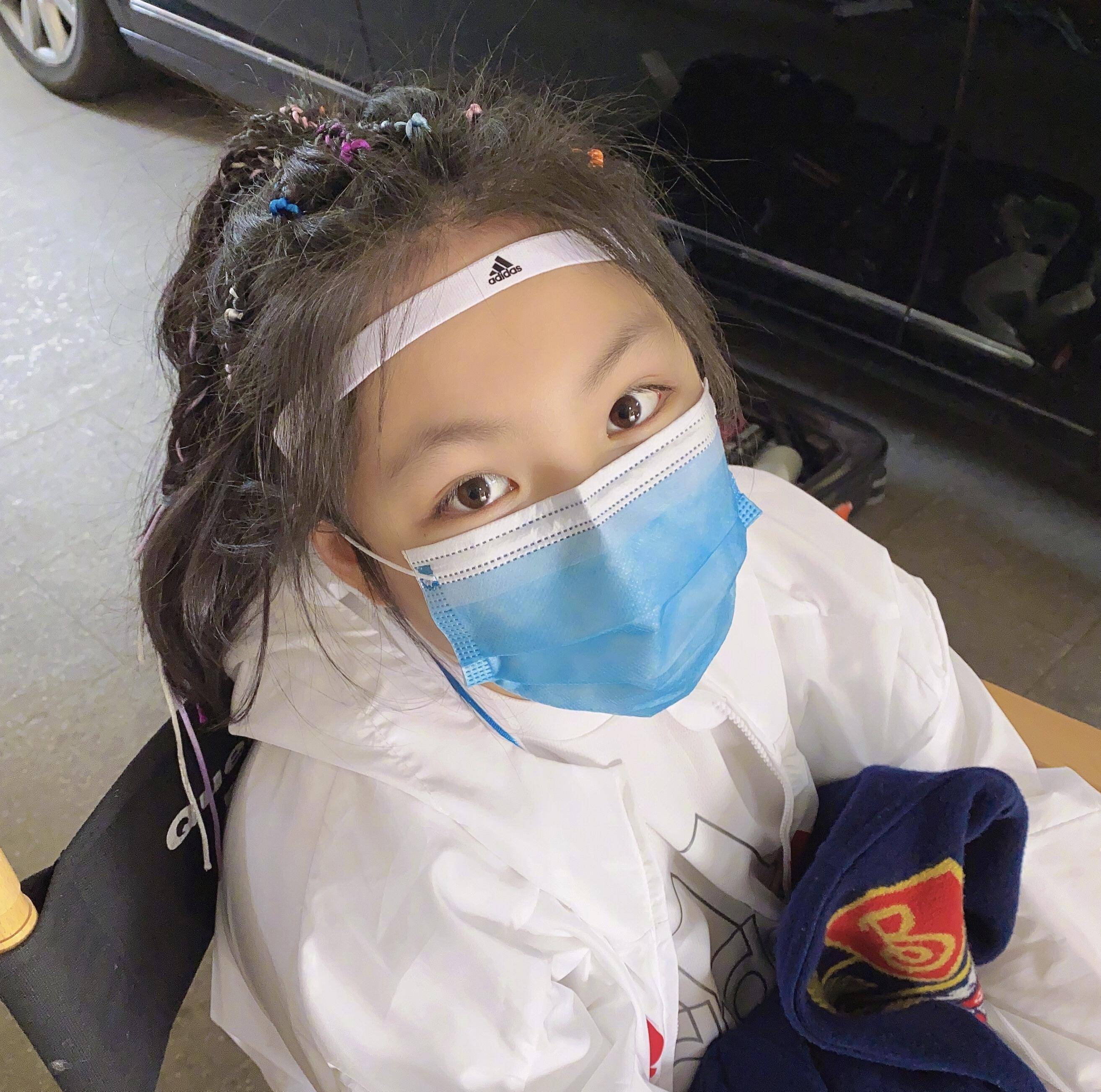 王诗龄近照终于瘦了,重回校园扎上脏辫,确定是11岁的样子?