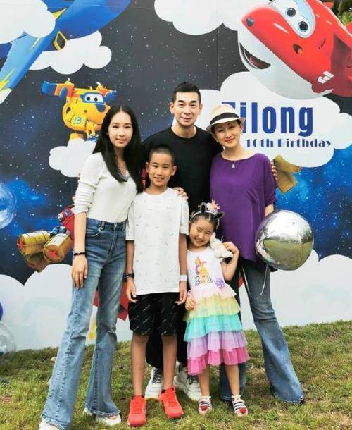 《东北一家人》中饰演牛小玲一角被大家熟知,在和赵文卓结婚之后,也