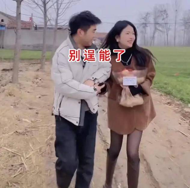 穿太薄,手冻得发紫,男子主动暖手,女子:别拉拉扯扯的_林婷_李华_时尚