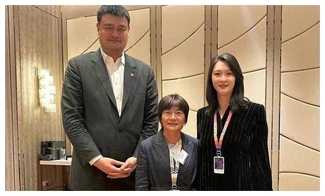 姚明与惠若琪合体!大姚笑容满面,小惠俏皮可人.