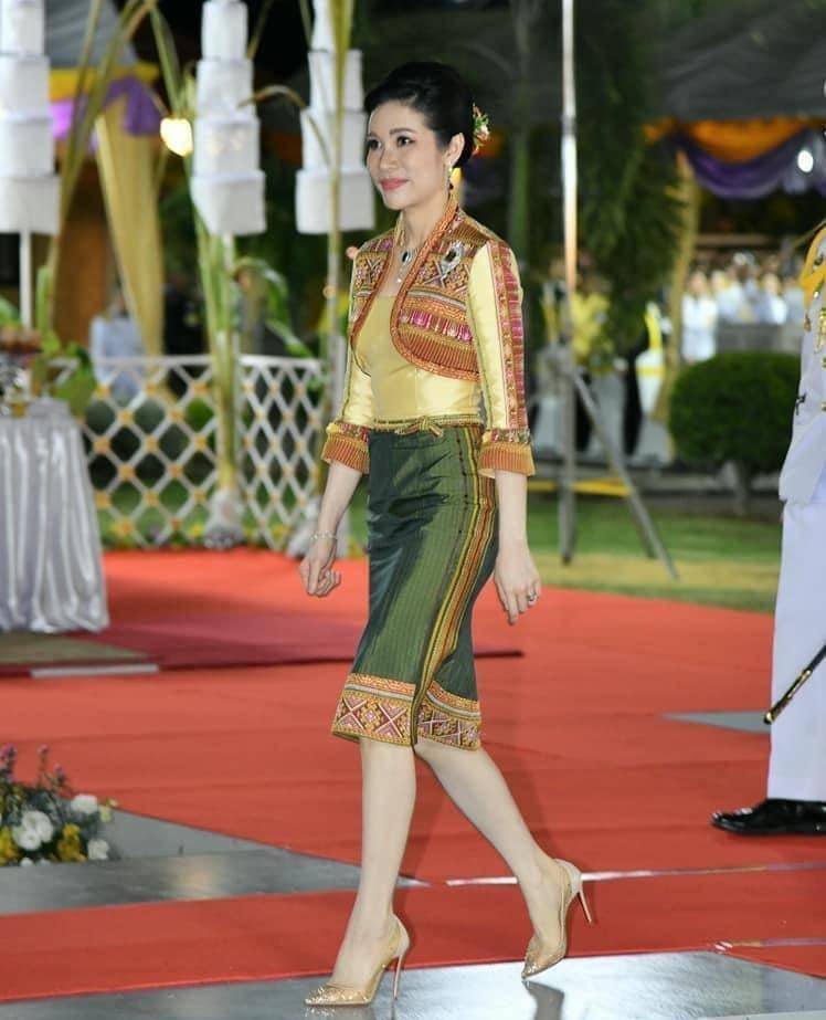 这张图是诗妮娜走红毯的造型,看的出来很用心设计