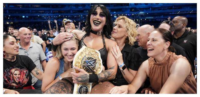 wwe铁笼密室赛:罗林斯和雷亚脱颖而出,三大冠军卫冕!