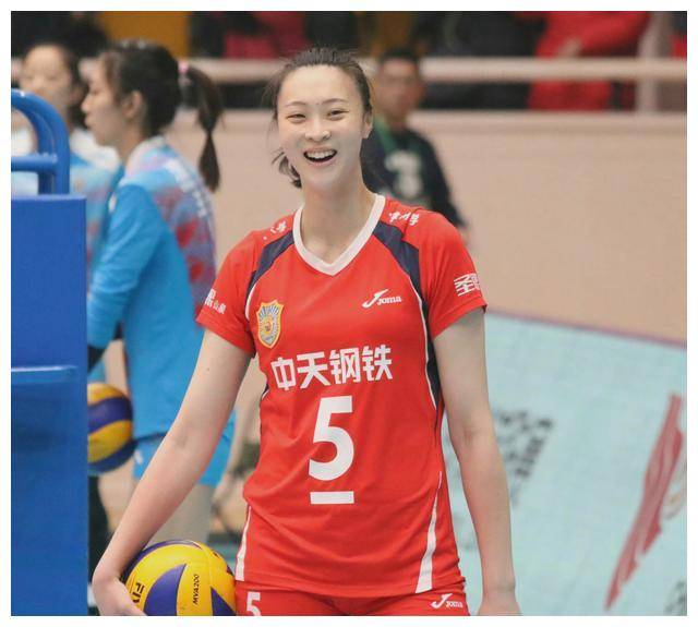 惠若琪点评女排集训,成功退役后事业有成,与女儿搭档再续传奇_排球