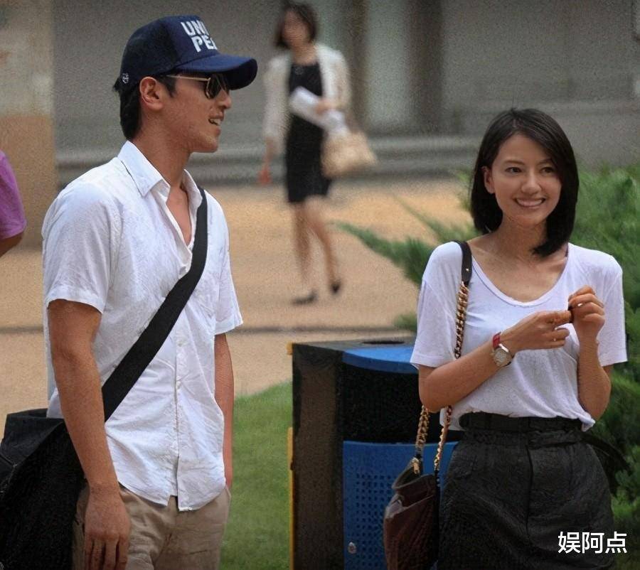 赵又廷接连探班妻子_笑容_网友_低调