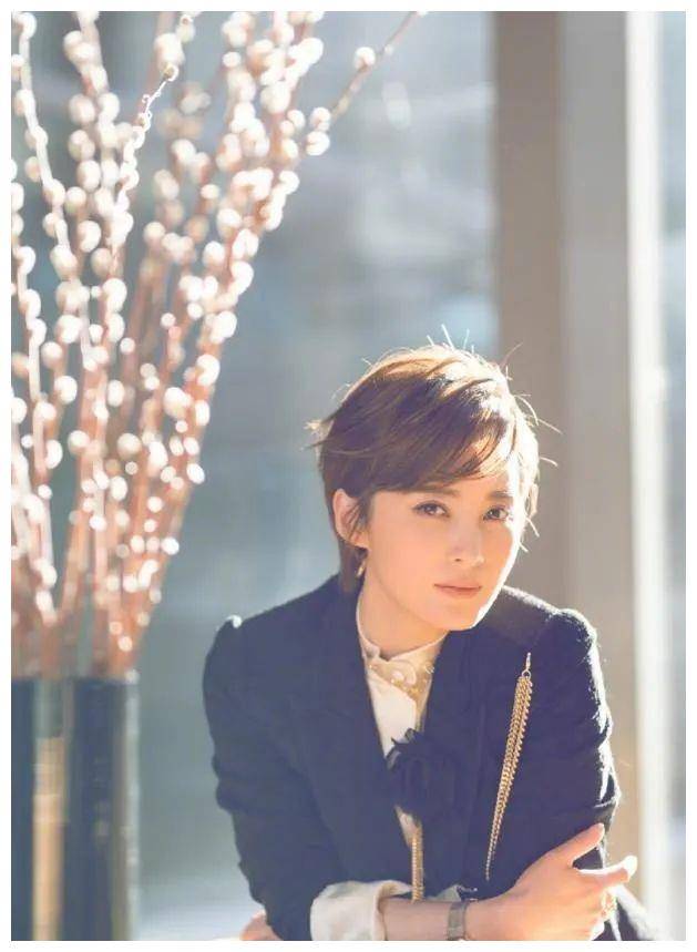 48岁蒋勤勤携老公亮相,引发新穿法热潮,上身正装下身性感火辣!