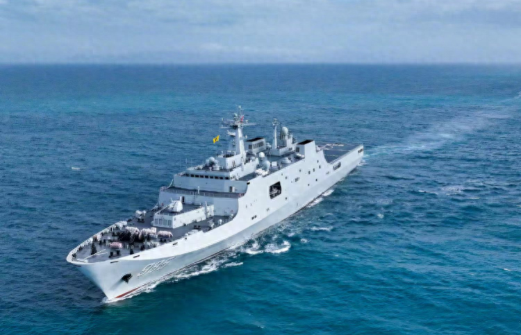 首见4艘万吨舰大编队,可搭载3000登陆兵,我军两栖