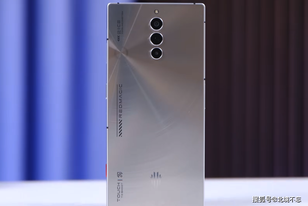 但是在摄影方面并没有很拉胯,还是给到了5000万三星gn5超感光主摄